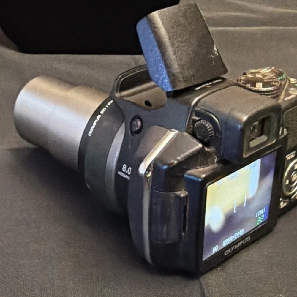 Olympus SP-560UZ 8MP Bridge Camera 18x Optical Zoom Viewfinder Flash Black